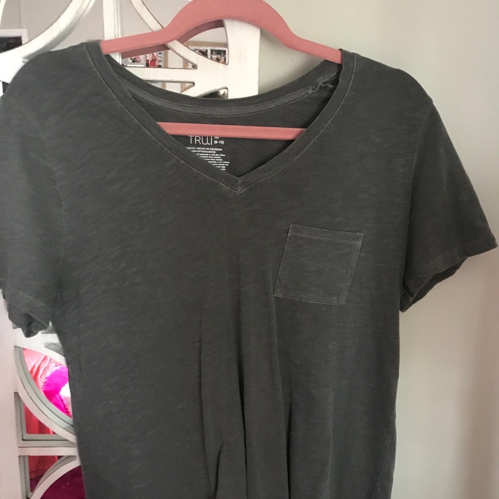 grey top